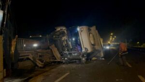 eskisehir ankara yolunda tir devrildi ulasimda aksama yasandi 2hMDD1mZ.jpg