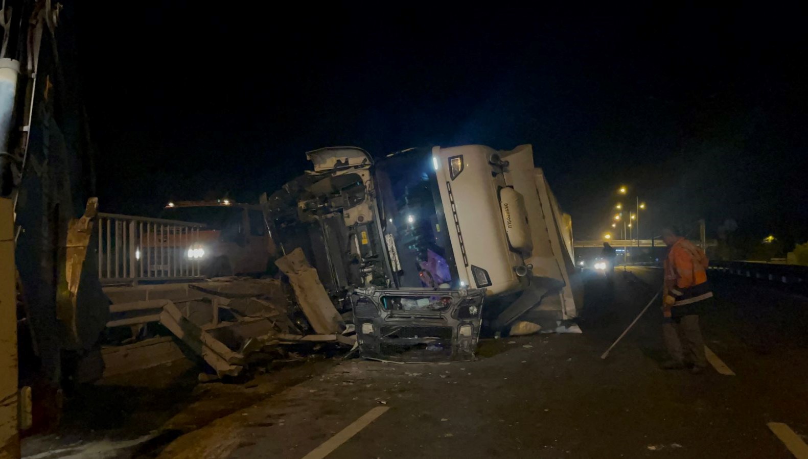 Eskişehir-Ankara yolunda TIR devrildi: Ulaşımda aksama yaşandı eskisehir ankara yolunda tir devrildi ulasimda aksama yasandi 2hMDD1mZ.jpg