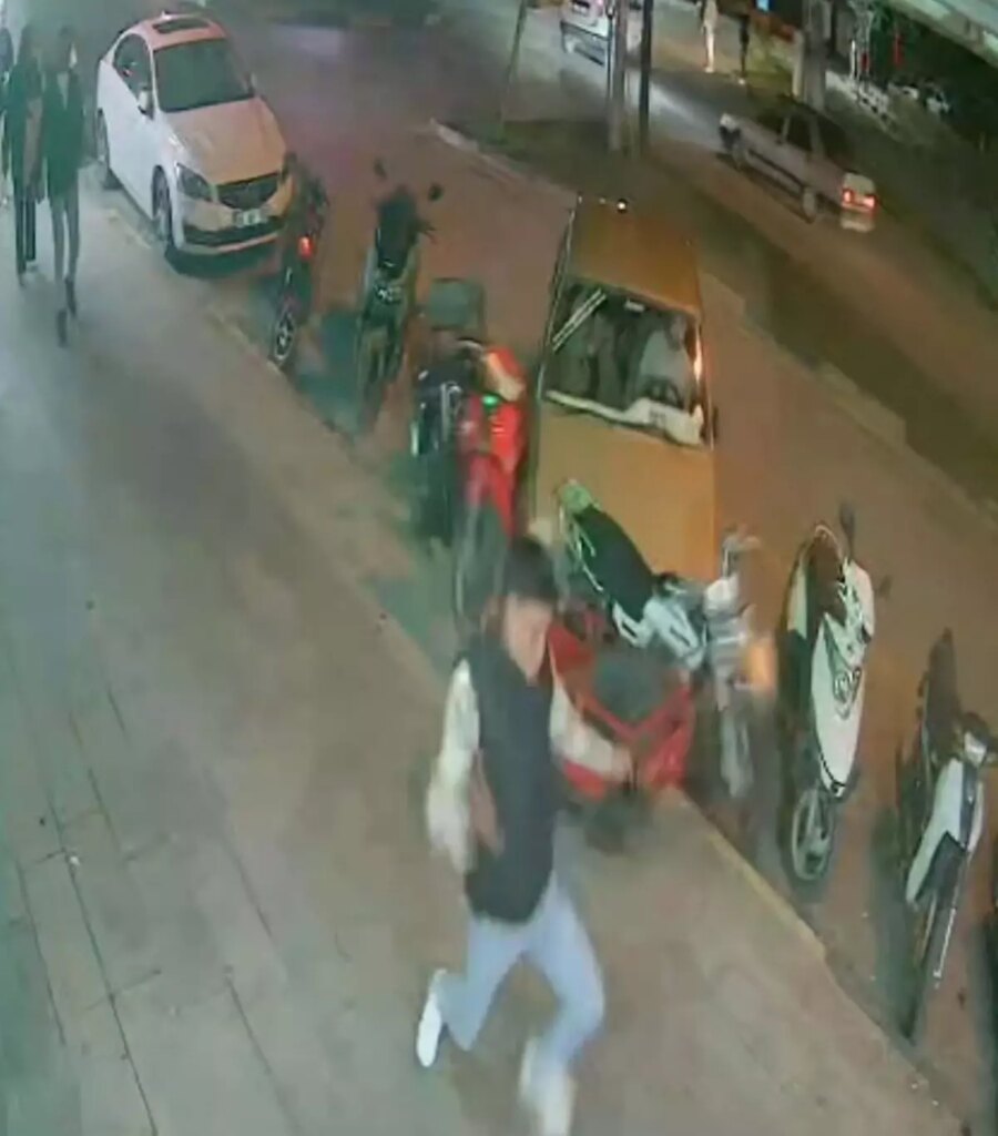 manisada otomobil motosikletlere carpip kacmaya calisti KvMAADxO.jpg