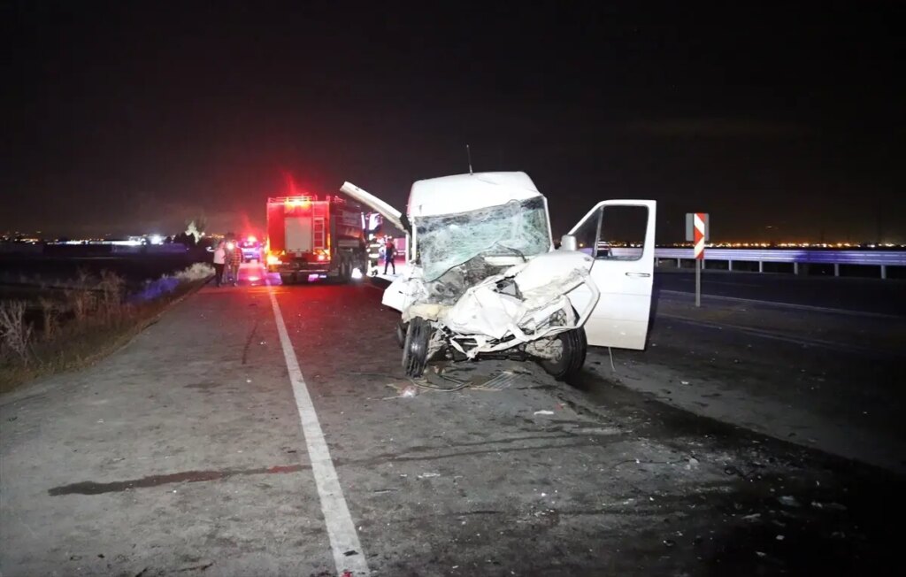 reyhanlida minibus traktor carpismasi 14 yarali YnQdcag5.jpg