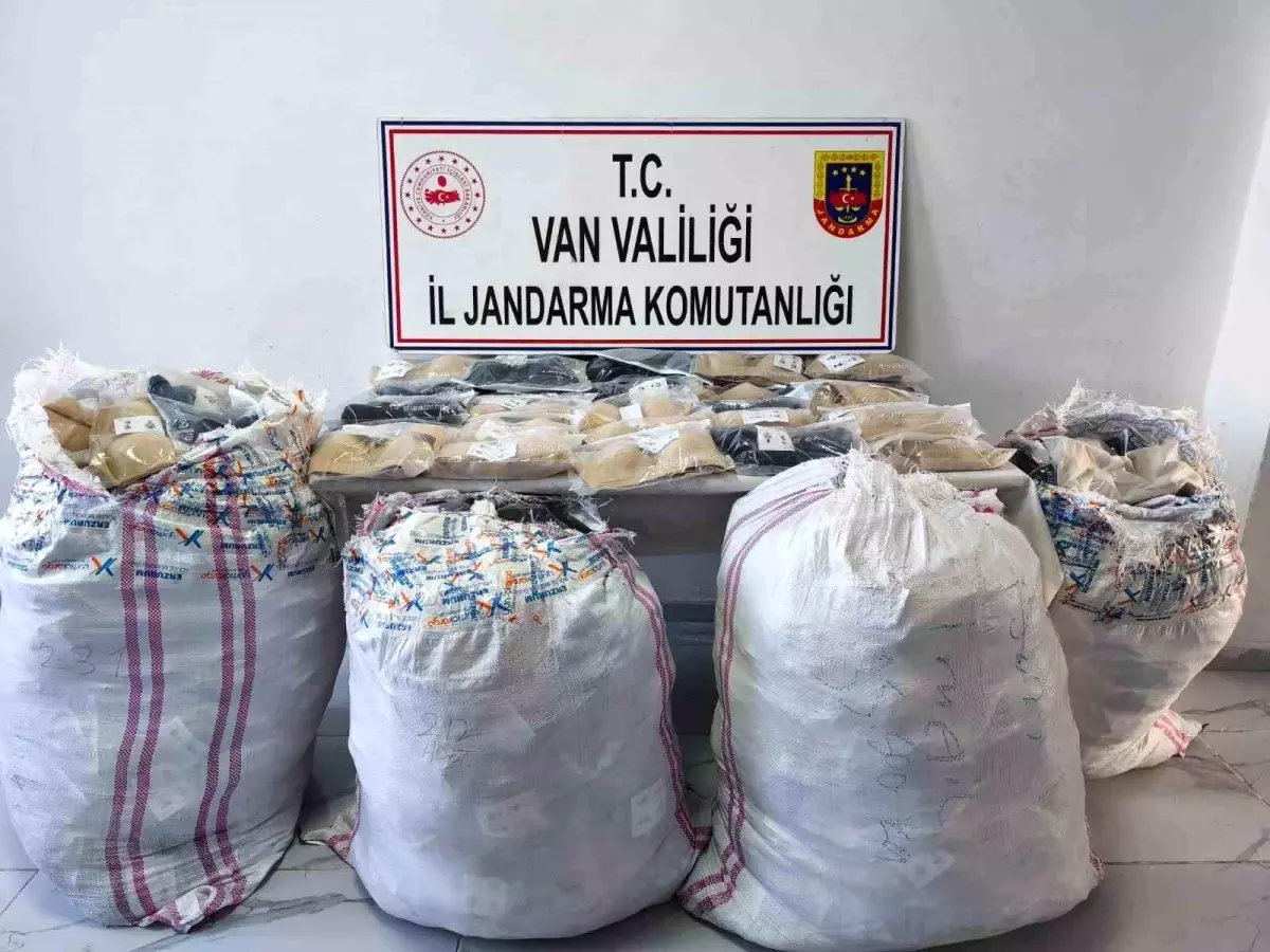 Van’da Jandarma Kaçakçılık Operasyonu: 1 Milyon TL’lik Eşya Ele Geçirildi