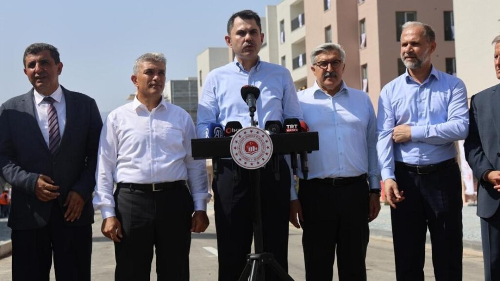 bakan kurum gunde 550 konut yapiyoruz her 3 depremzededen 2si evlerine kavustu 99bYu1ZT.jpg