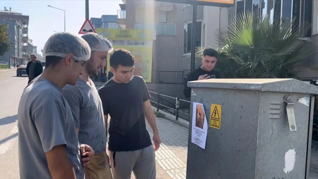 bursada kizlarinizi bu adamdan uzak tutun yazili afisler ortaligi karistirdi nQKzx2s3.jpg