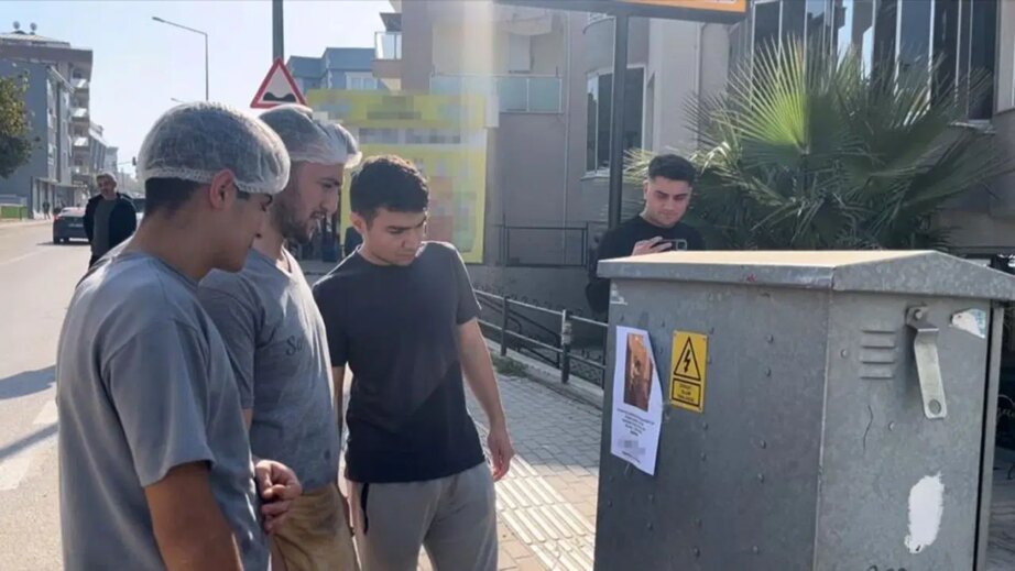 Bursa’da ‘Kızlarınızı bu adamdan uzak tutun’ yazılı afişler ortalığı karıştırdı bursada kizlarinizi bu adamdan uzak tutun yazili afisler ortaligi karistirdi nQKzx2s3.jpg