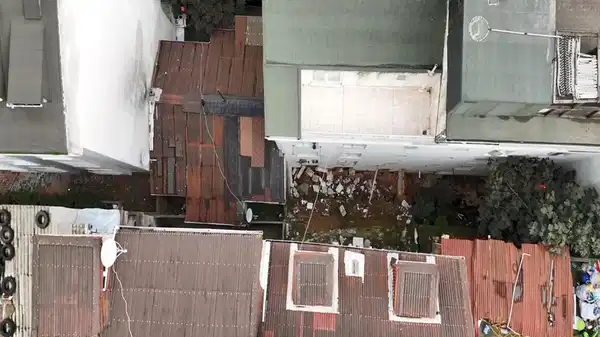 istanbul arnavutkoyde istinat duvari yikildi 2 bina tahliye edildi N1xDiefL.jpg