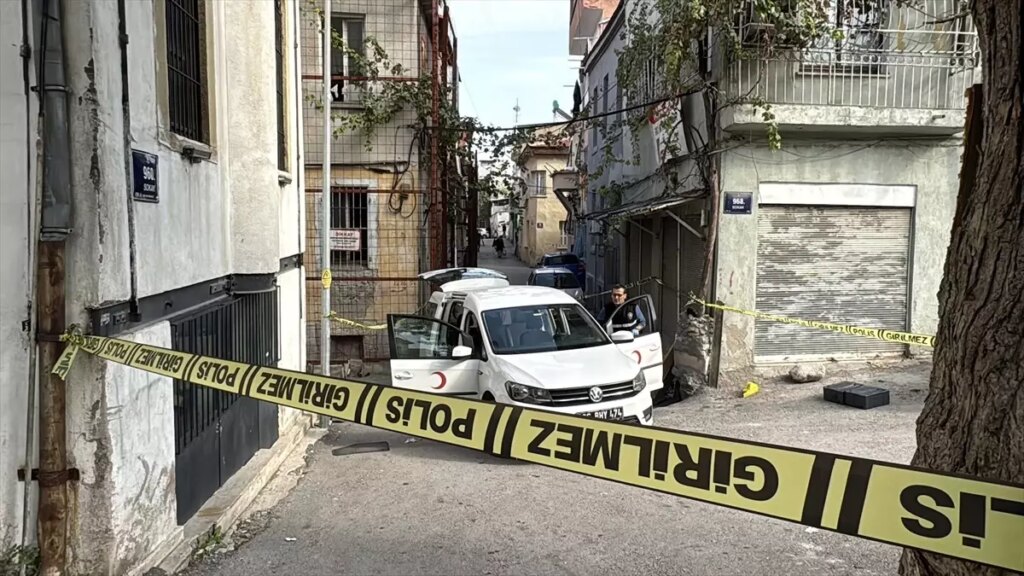 izmirde yol verme kavgasinda silahli saldiri Iat134cV.jpg