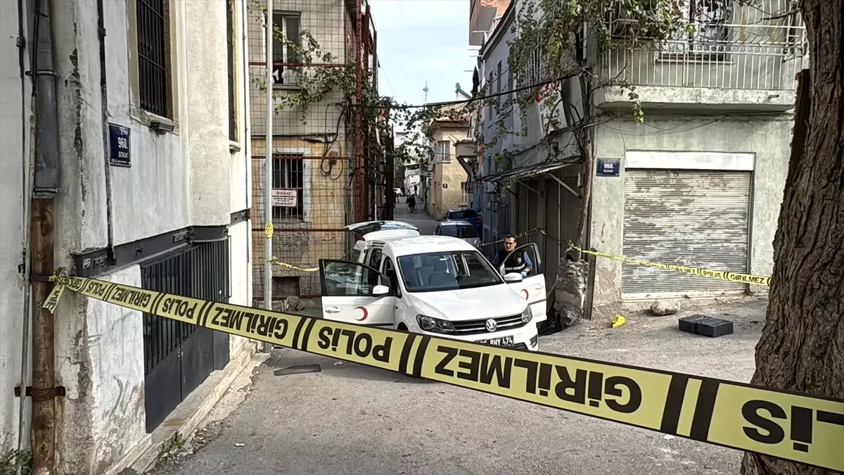 izmirde yol verme kavgasinda silahli saldiri Iat134cV.jpg