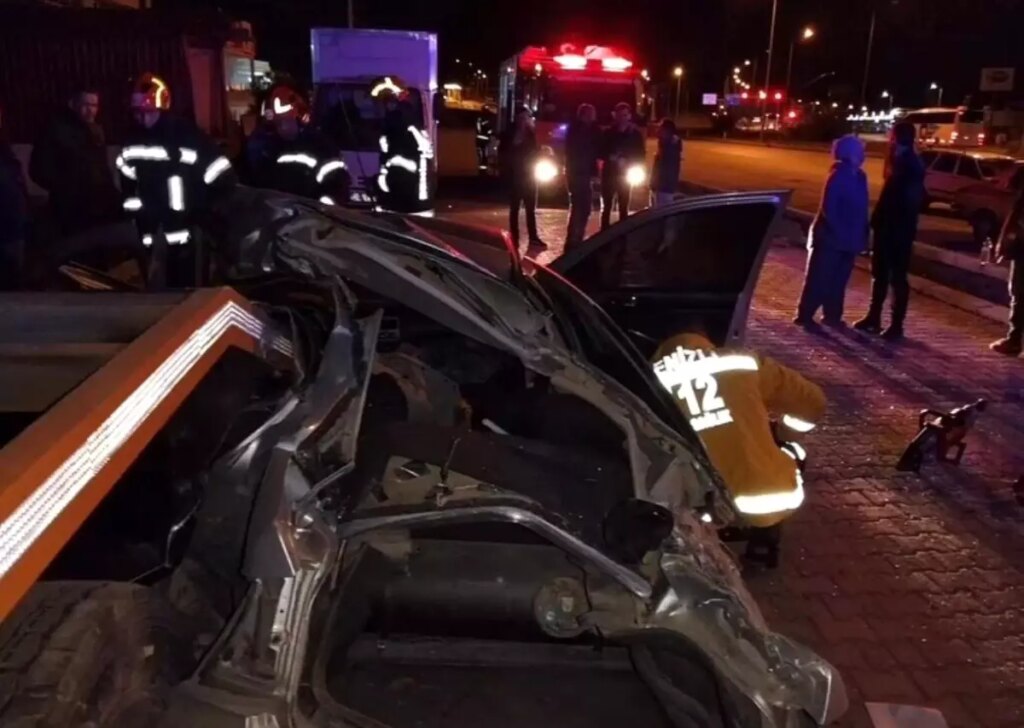 Otomobil park halindeki tırın dorsesine çarptı: 1 ölü 1 yaralı