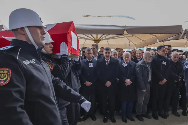 Cenaze Töreninde Özgür Özel ve Devlet Bahçeli Arasındaki Dikkat Çeken Diyaloglar