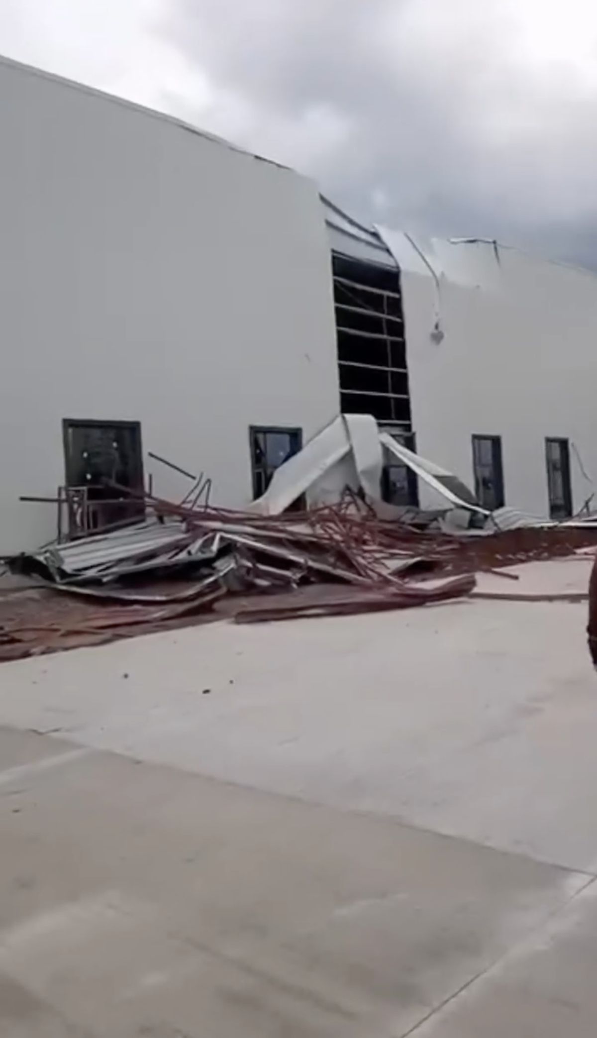 Diyarbakır’da Şiddetli Rüzgar Çatı Uçurdu: Fabrikaya Çarptı