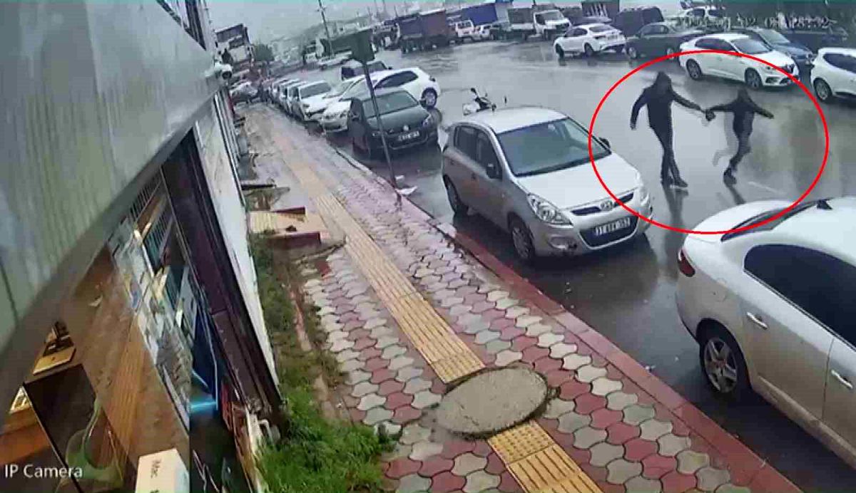 Kapkaççıdan Kurtulan Kuyumcu, Hırsızı Yakalamak İçin Peşinden Koştu