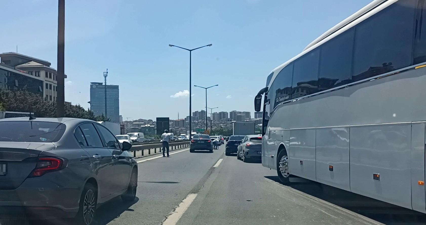 Bağcılar TEM’de paralar bir anda havada uçuştu! Yolda herkes para topladı
