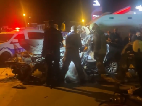 Otomobil duran kamyona çarptı. Feci kazada 3 kişi öldü, 1 yaralı