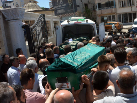 Yanarak ölen 3 engelli kardeş toprağa verildi! ‘Gözlerinin önünde feryatlarını duyarak kaybetti’