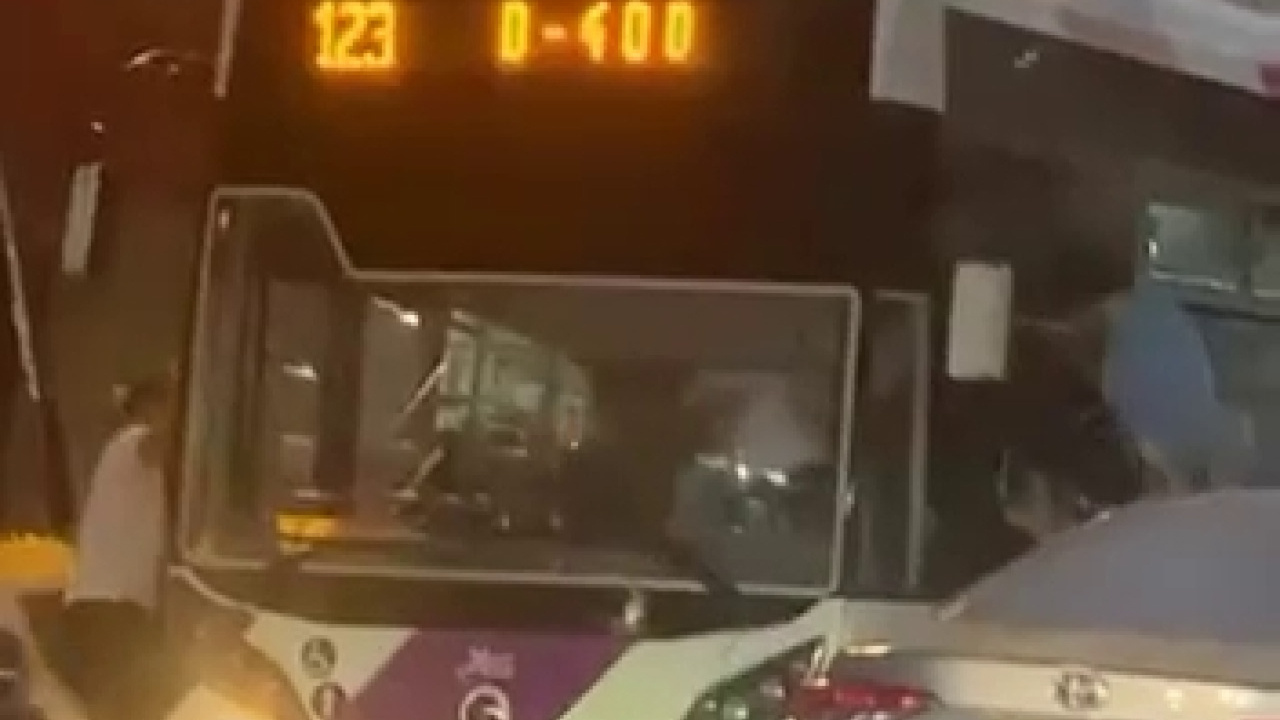 Adanada 10 kisilik grup otobus soforunu darbetti CLUZftiy